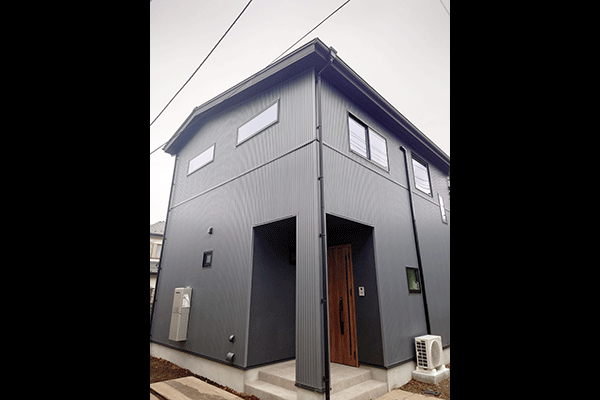 ガルバリュウムを採用した建物外観